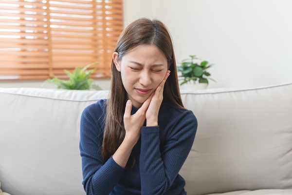 Visiting An Emergency Dentist For A Cracked Tooth